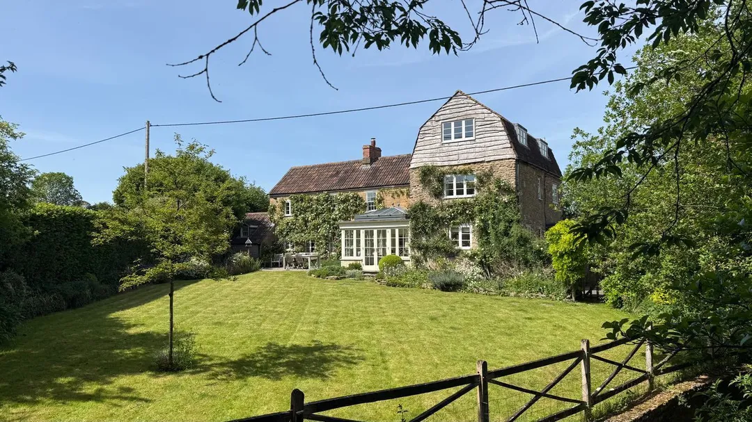 https://mr0.homeflow-assets.co.uk/files/photo/image/47713/4074/_x_/57221138.jpg