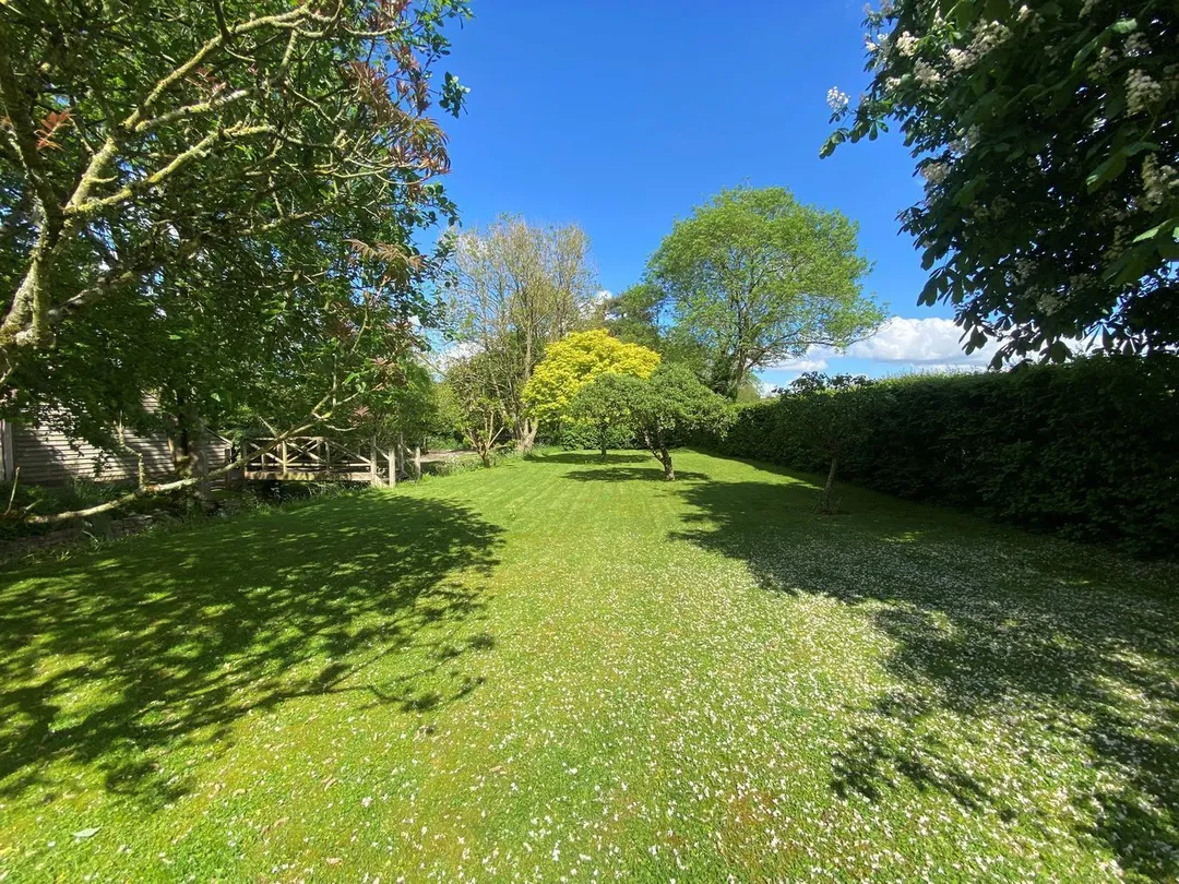 https://mr0.homeflow-assets.co.uk/files/photo/image/47713/4077/_x_/42338160.jpg
