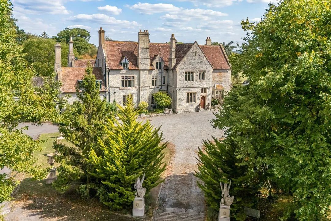 https://mr0.homeflow-assets.co.uk/files/photo/image/47716/1381/_x_/51718291.jpg