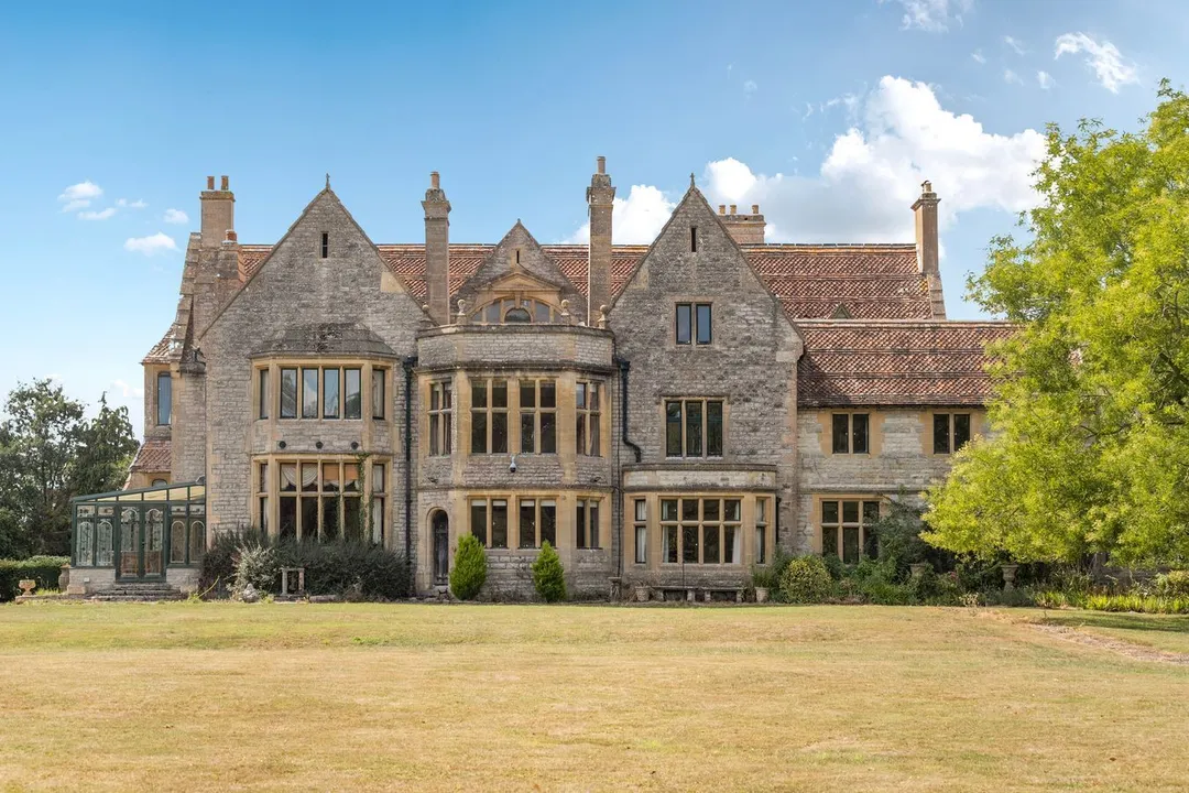 https://mr0.homeflow-assets.co.uk/files/photo/image/47716/1386/_x_/51719919.jpg