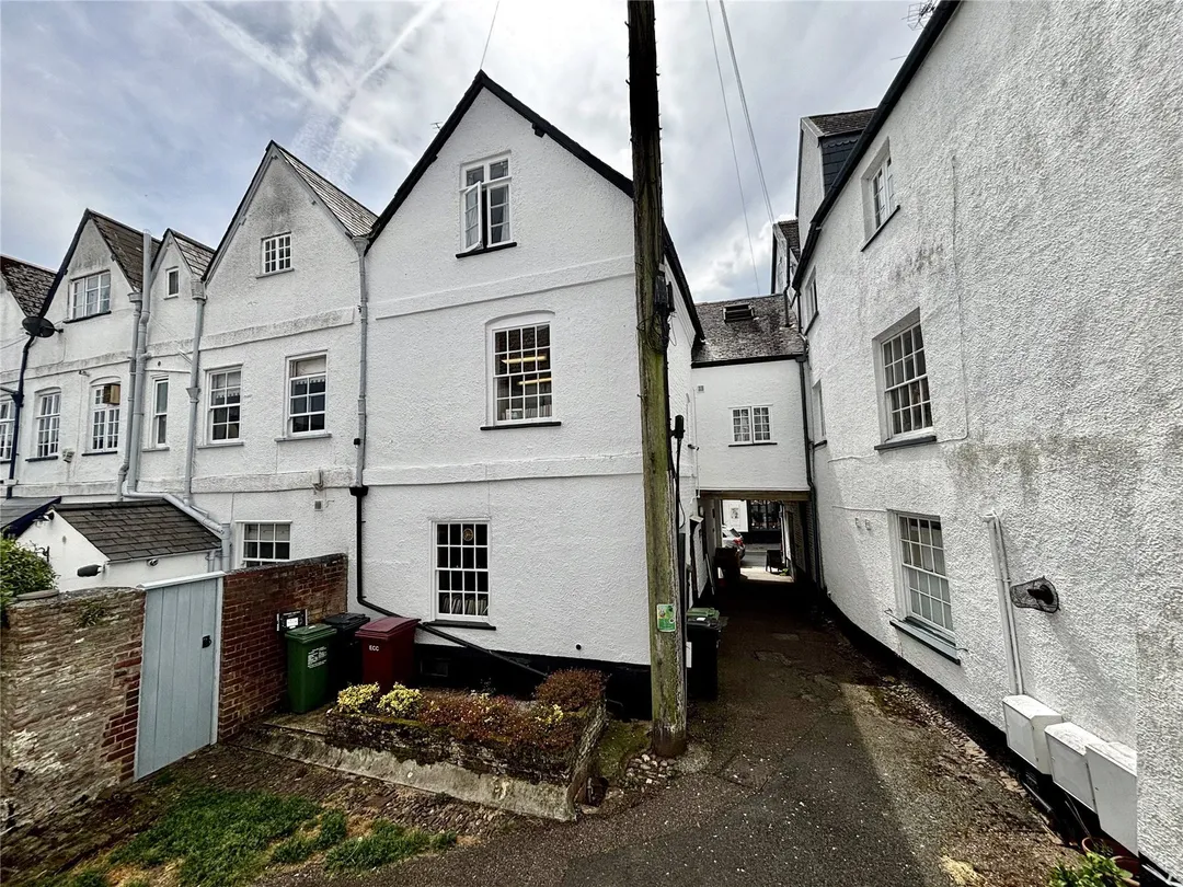 https://mr0.homeflow-assets.co.uk/files/photo/image/47716/3774/_x_/LND260019_06.jpg
