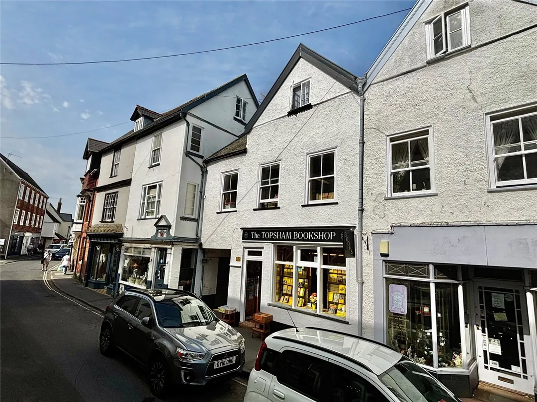 https://mr0.homeflow-assets.co.uk/files/photo/image/47716/3776/_x_/LND260019_07.jpg