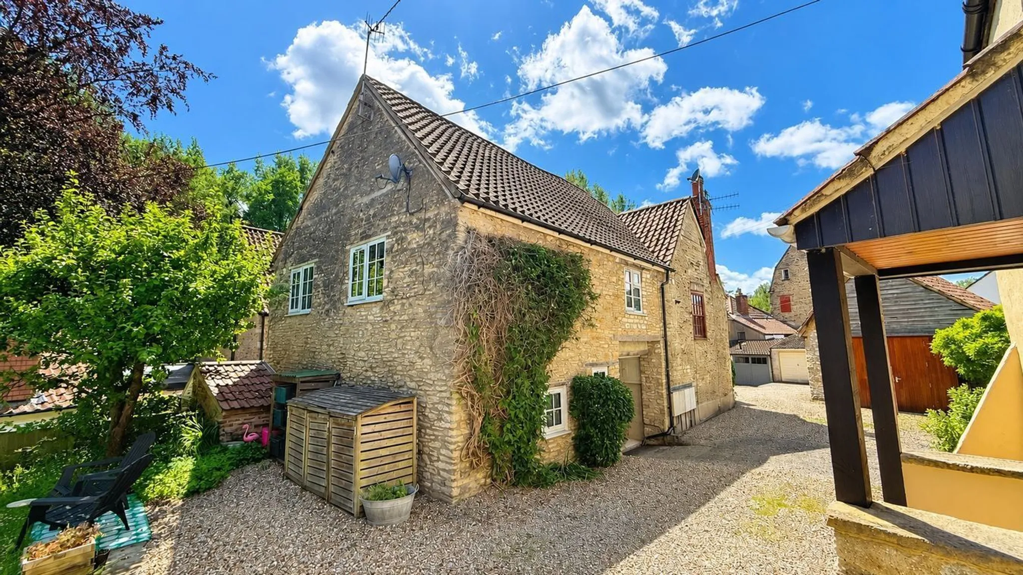 https://mr0.homeflow-assets.co.uk/files/photo/image/47716/7862/_x_/57769725.jpg