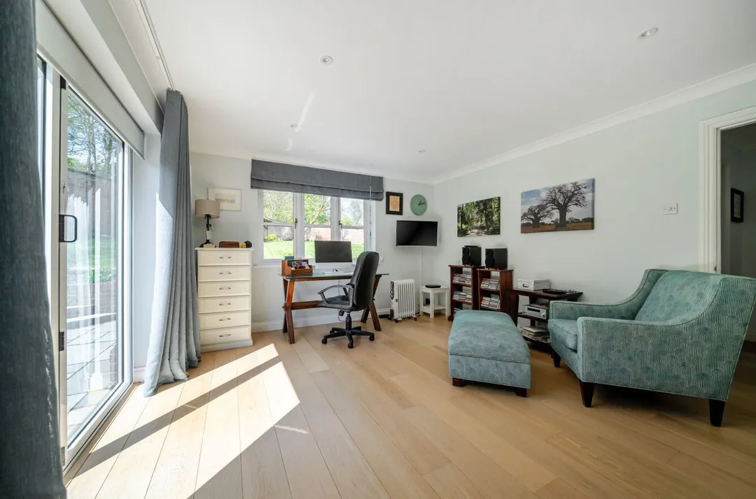 https://mr0.homeflow-assets.co.uk/files/photo/image/47717/0217/_x_/55801143.jpg