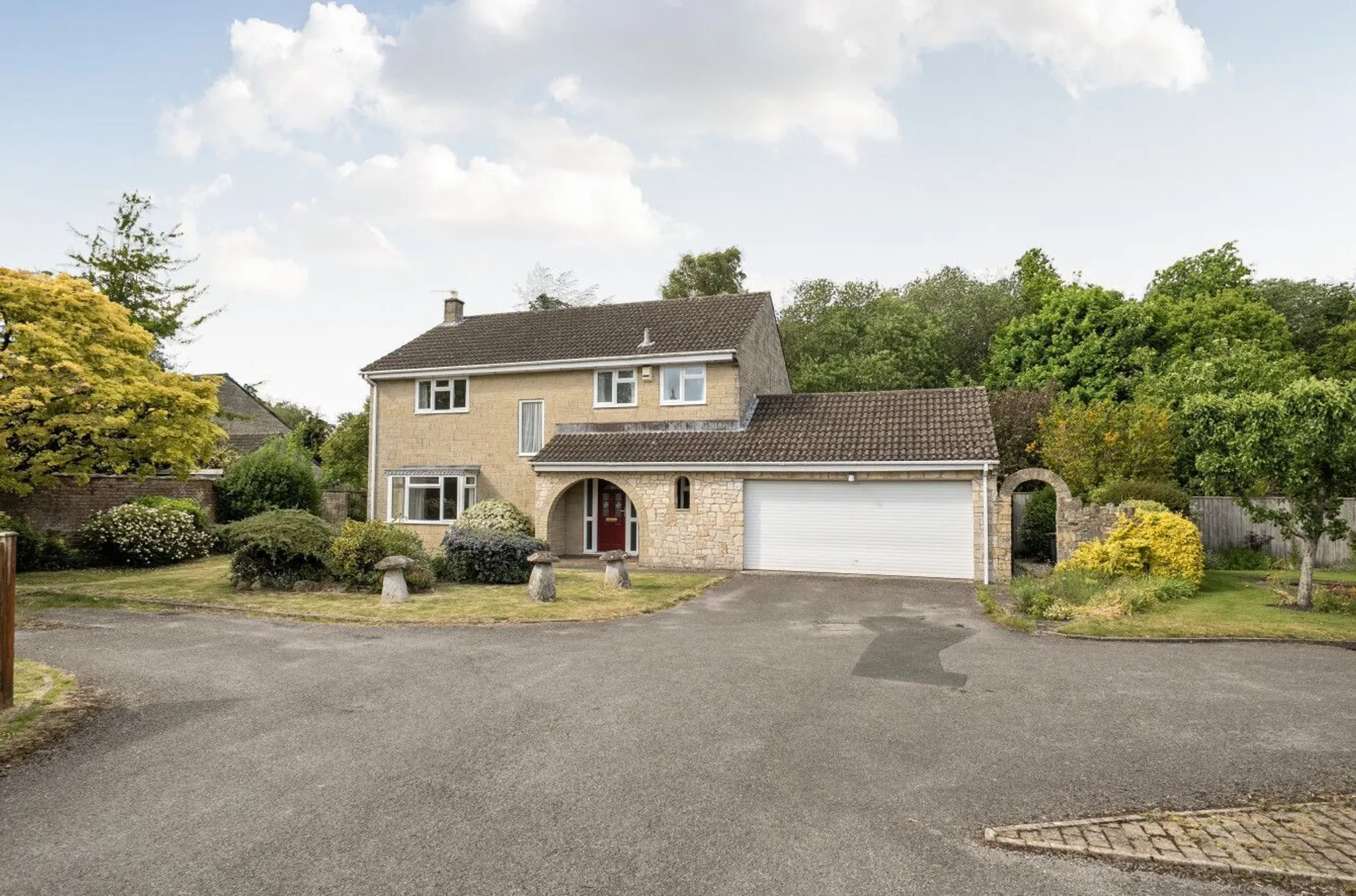 https://mr0.homeflow-assets.co.uk/files/photo/image/47717/1387/_x_/57130193.jpg