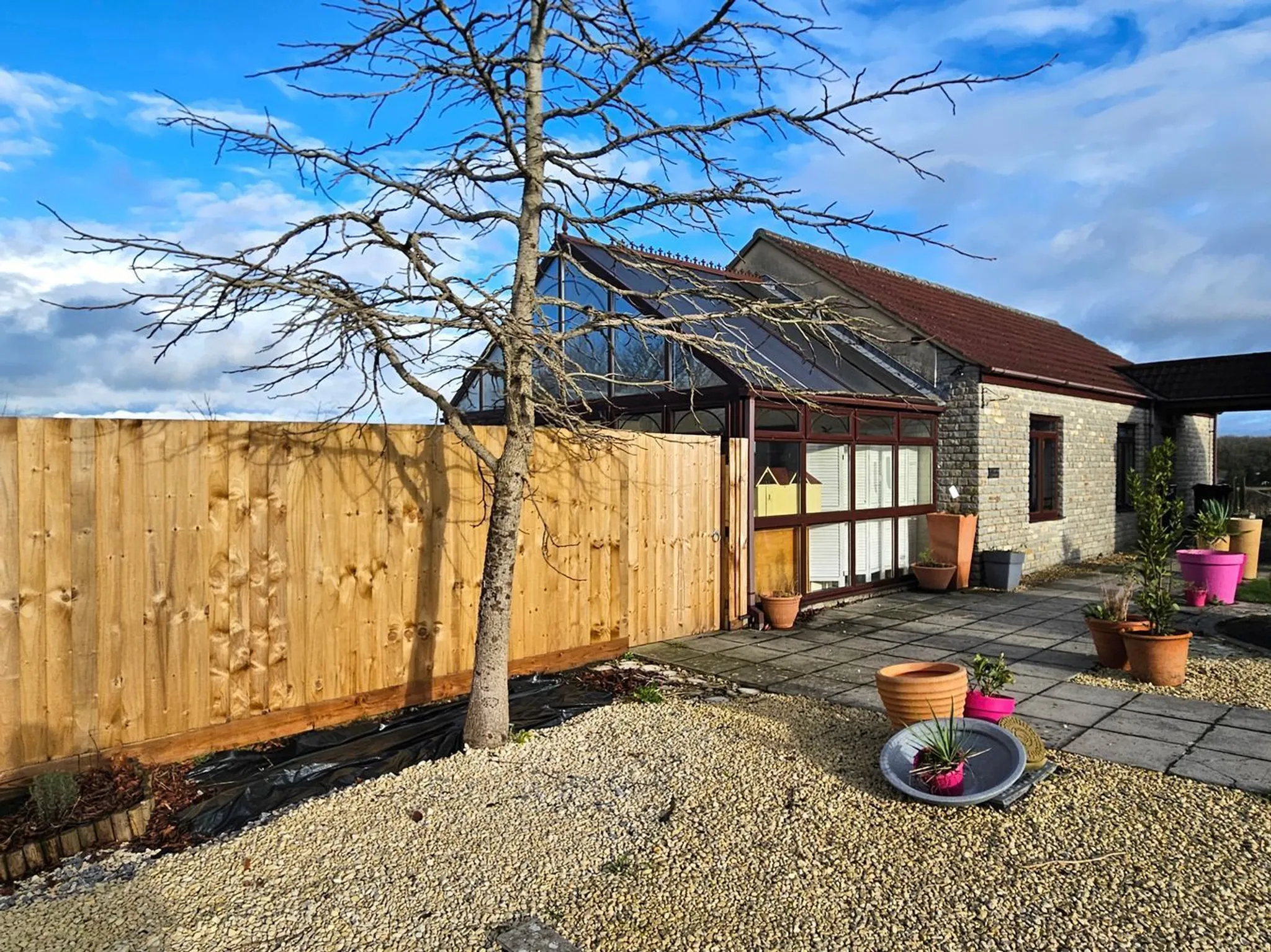 https://mr0.homeflow-assets.co.uk/files/photo/image/47717/1425/_x_/46745149.jpg