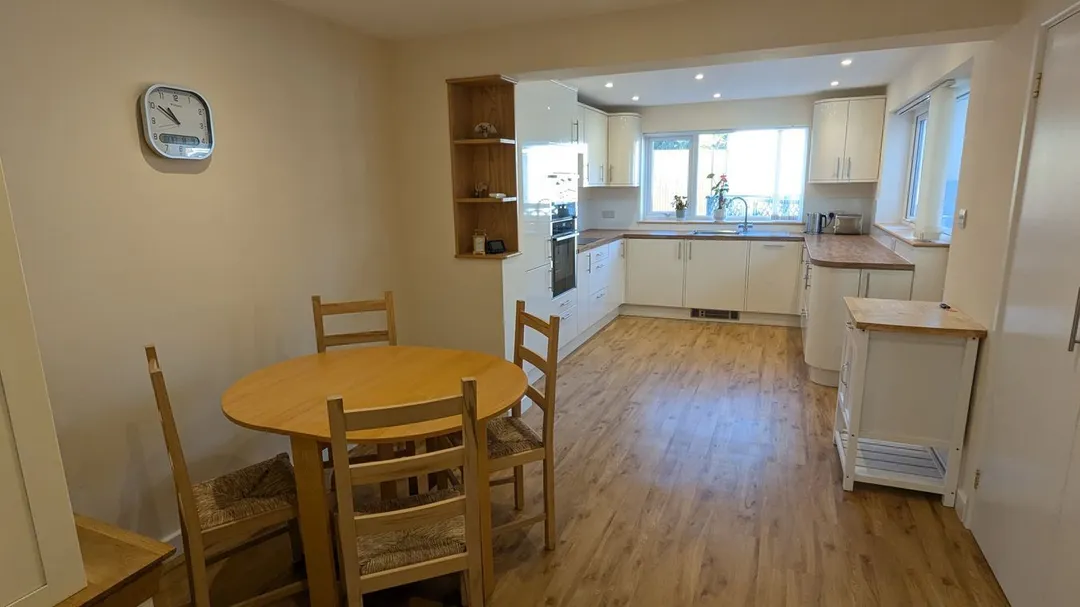 https://mr0.homeflow-assets.co.uk/files/photo/image/47717/2610/_x_/51773889.jpg