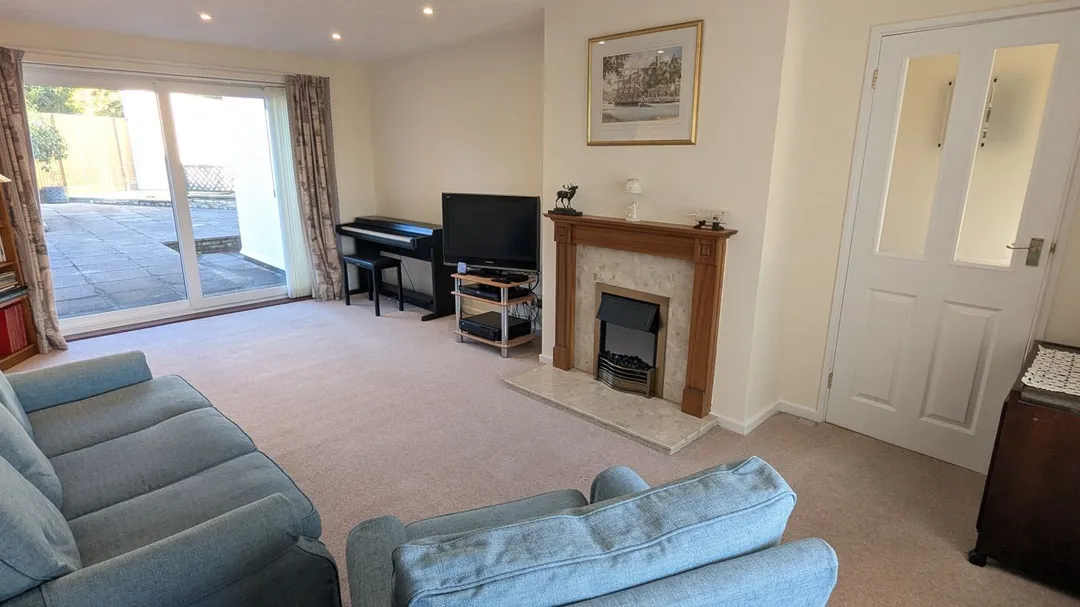 https://mr0.homeflow-assets.co.uk/files/photo/image/47717/2633/_x_/51774768.jpg
