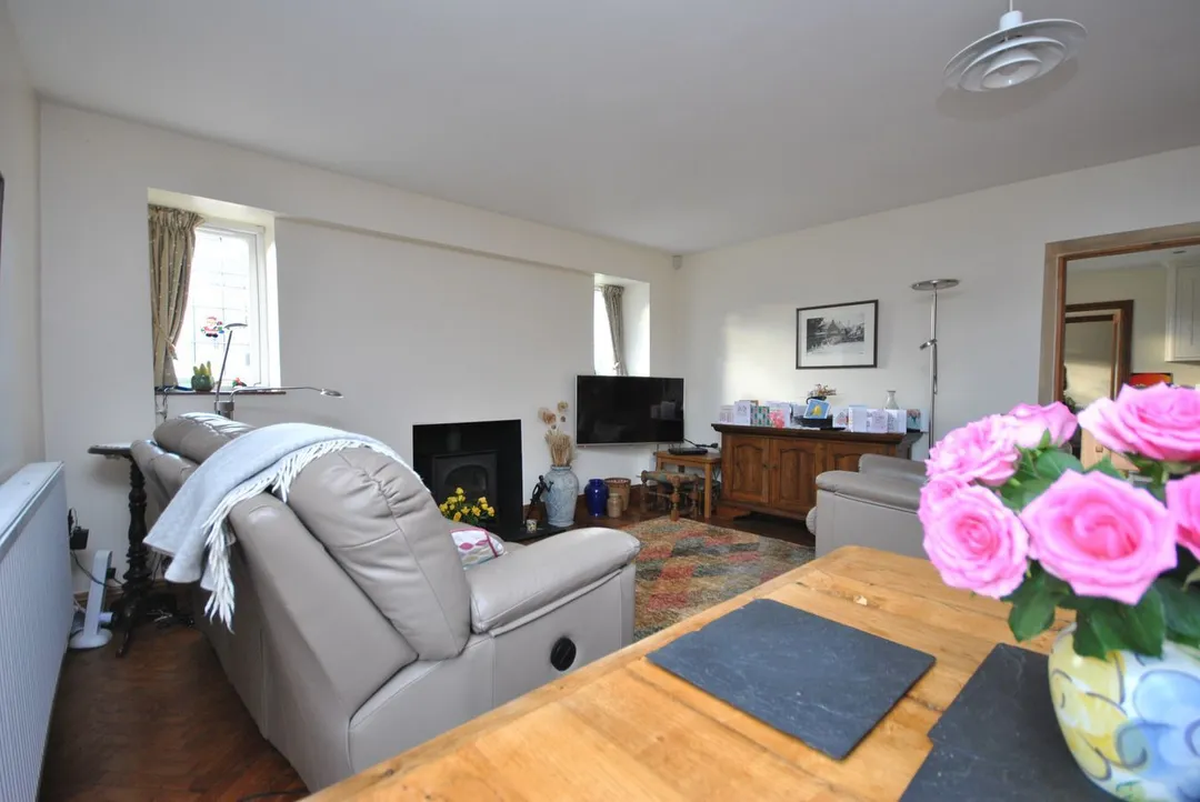 https://mr0.homeflow-assets.co.uk/files/photo/image/47717/3098/_x_/46383641.jpg