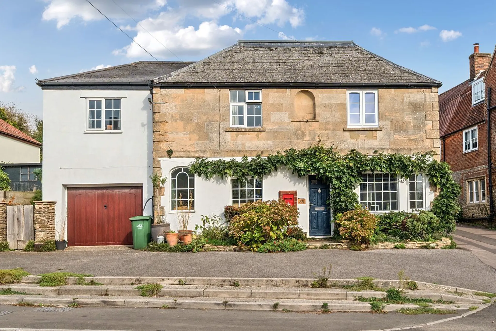 https://mr0.homeflow-assets.co.uk/files/photo/image/47719/4894/_x_/52059530.jpg