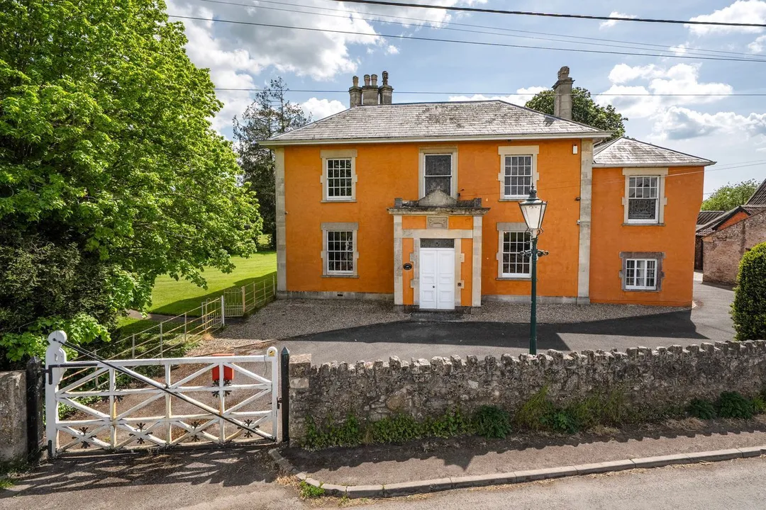 https://mr0.homeflow-assets.co.uk/files/photo/image/47719/8453/_x_/56705921.jpg