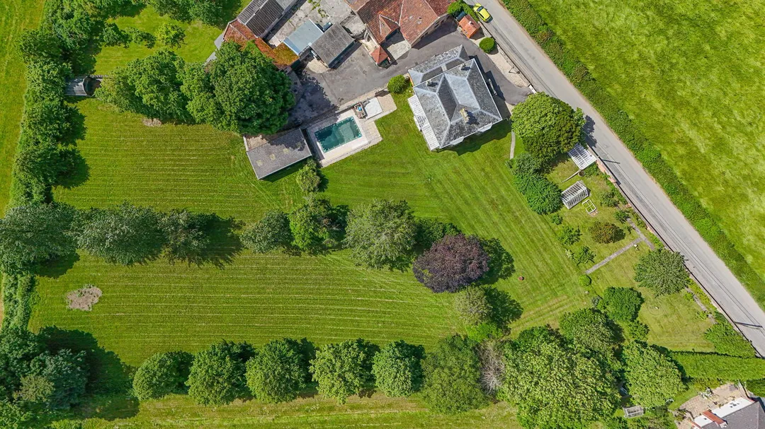 https://mr0.homeflow-assets.co.uk/files/photo/image/47719/8472/_x_/57590901.jpg