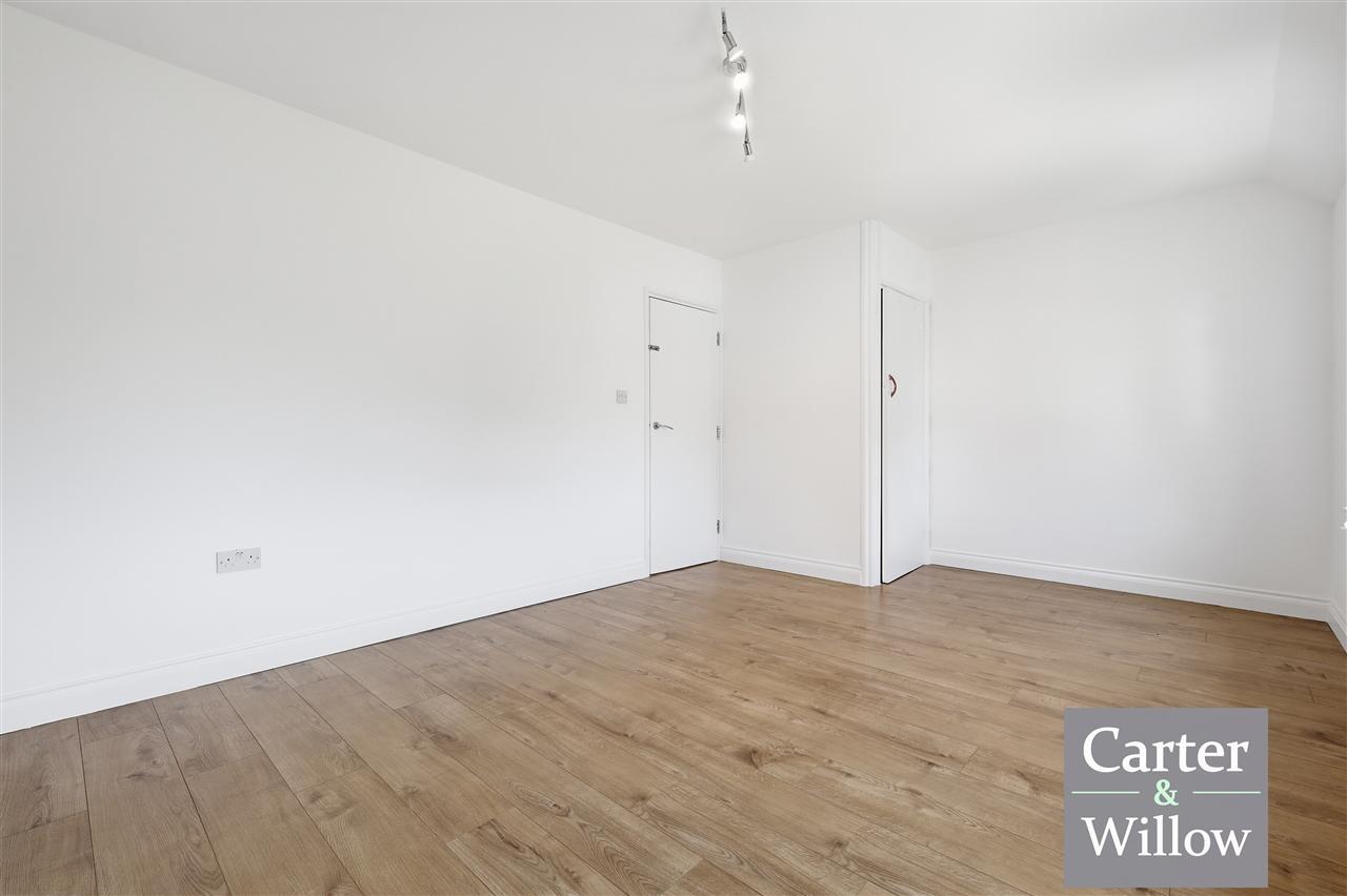 Lodge Avenue, Essex Image 11