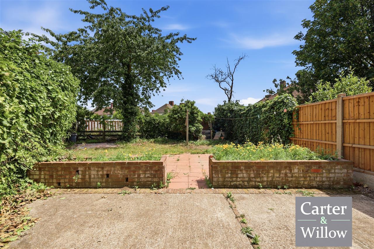 Lodge Avenue, Essex Image 15