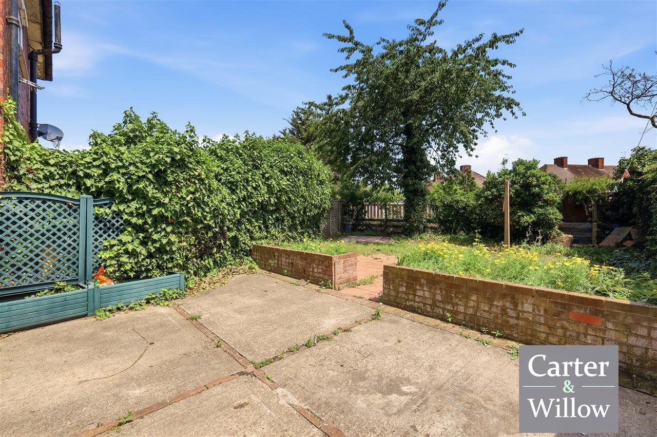Lodge Avenue, Essex Image 16