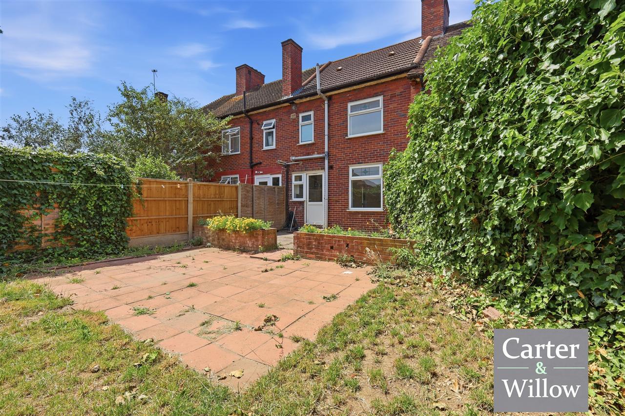 Lodge Avenue, Essex Image 17
