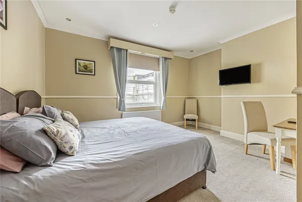 Bath Road, Cheltenham, GL53 photo 18