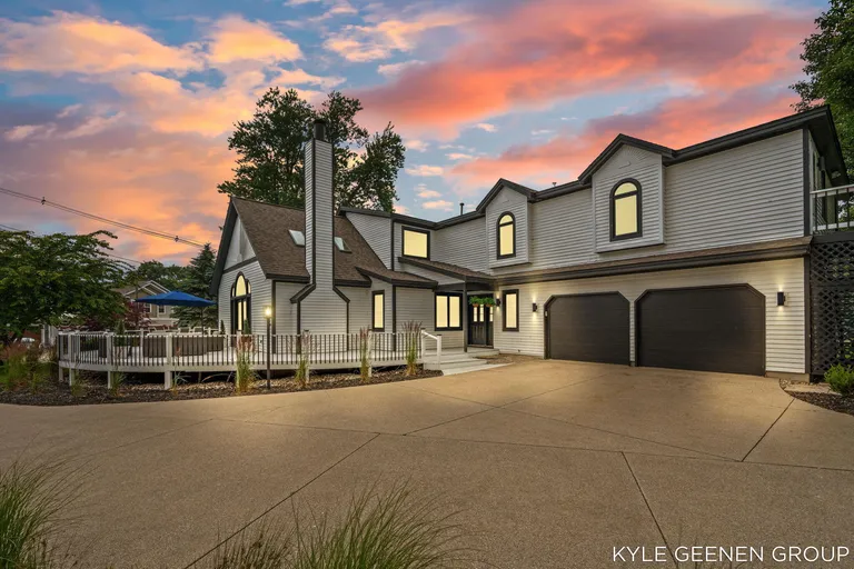 1729 Waukazoo Dr, Holland, MI 49424-2414