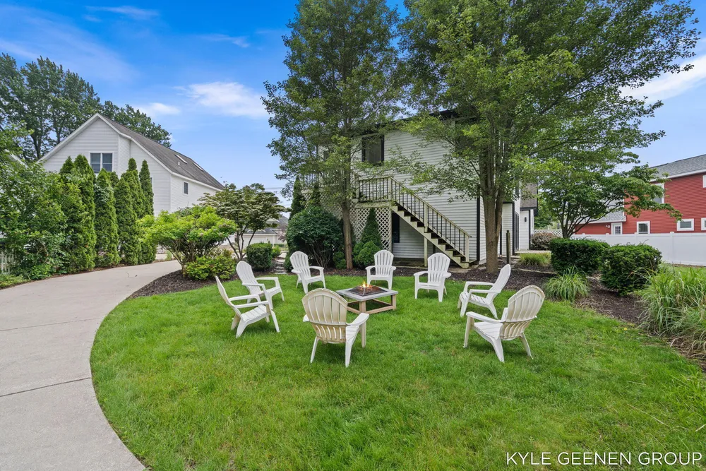 1729 Waukazoo Dr, Holland, MI 49424-2414