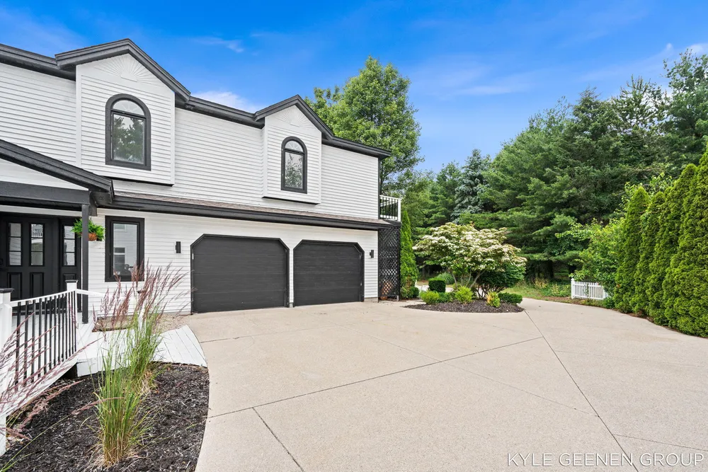 1729 Waukazoo Dr, Holland, MI 49424-2414