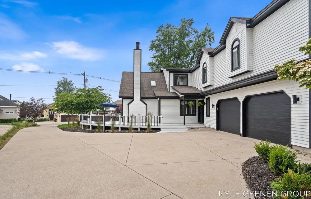 1729 Waukazoo Dr, Holland, MI 49424-2414