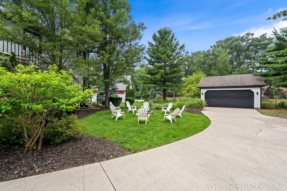 1729 Waukazoo Dr, Holland, MI 49424-2414