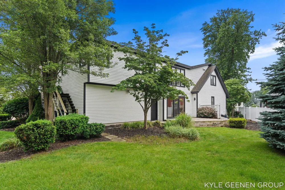 1729 Waukazoo Dr, Holland, MI 49424-2414