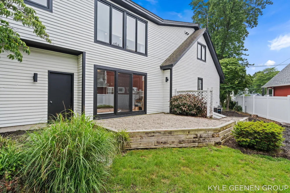 1729 Waukazoo Dr, Holland, MI 49424-2414