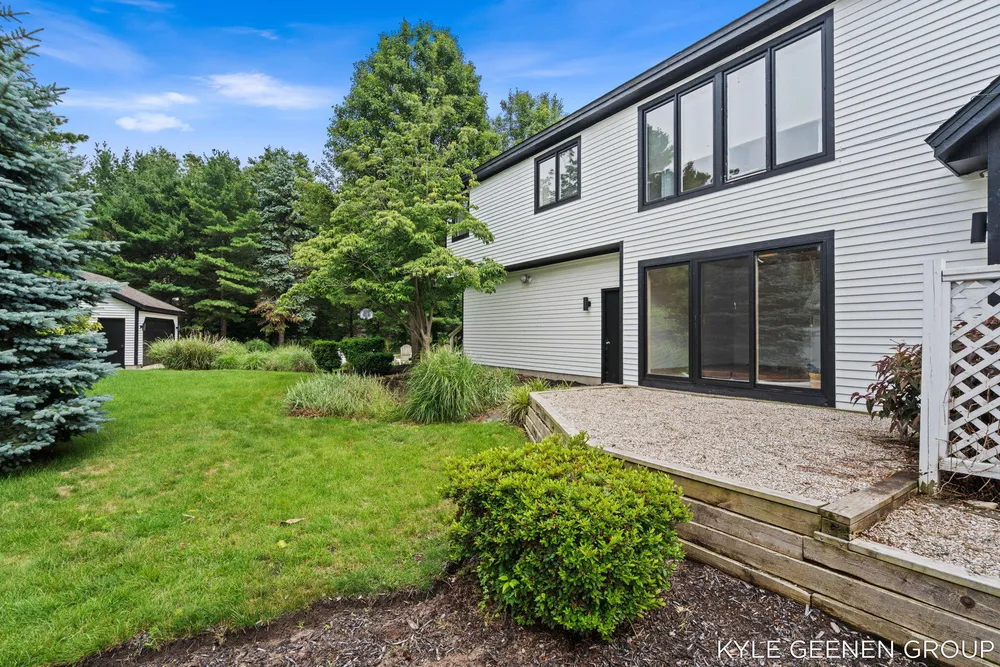 1729 Waukazoo Dr, Holland, MI 49424-2414