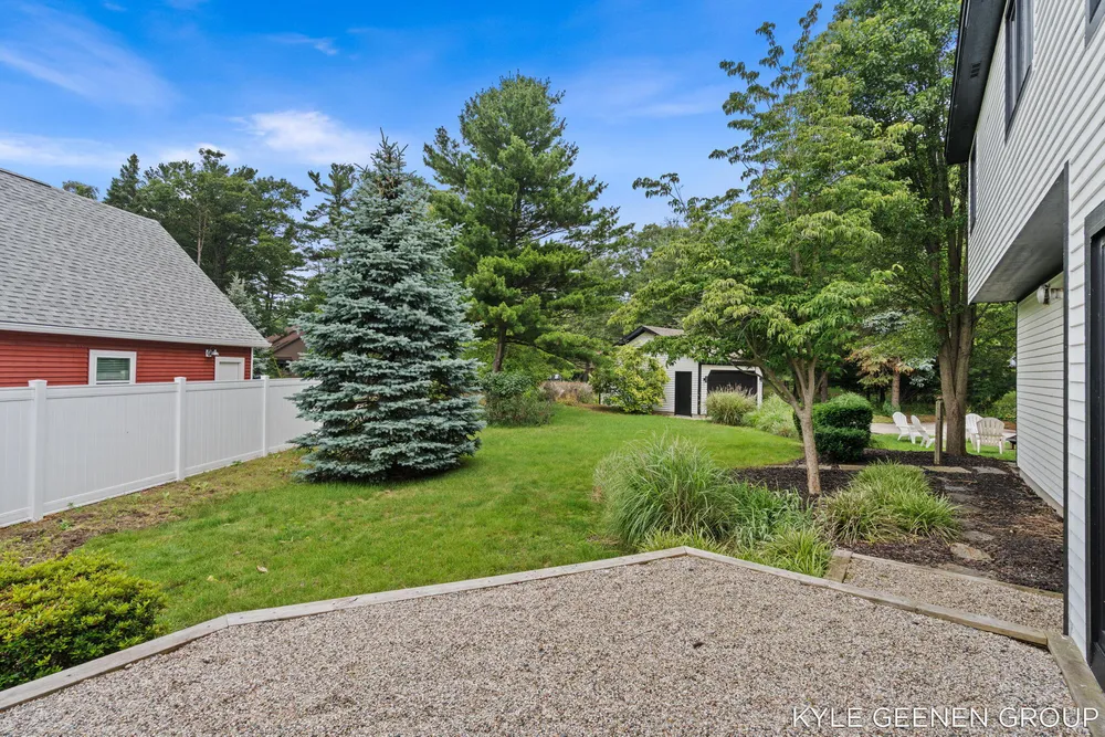 1729 Waukazoo Dr, Holland, MI 49424-2414