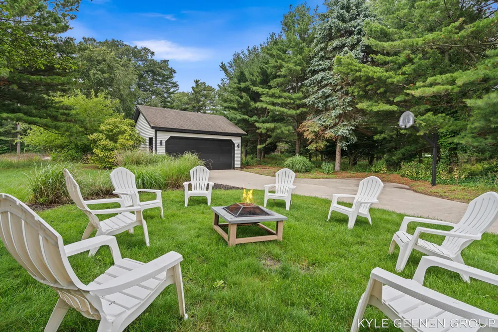 1729 Waukazoo Dr, Holland, MI 49424-2414
