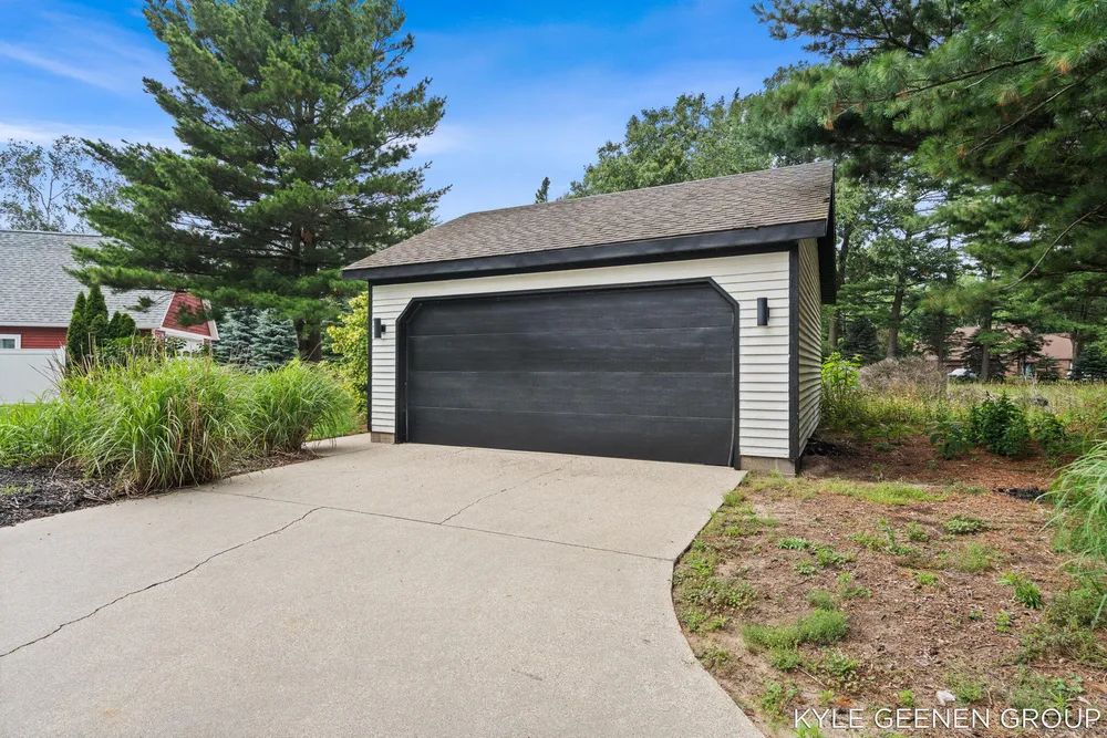 1729 Waukazoo Dr, Holland, MI 49424-2414