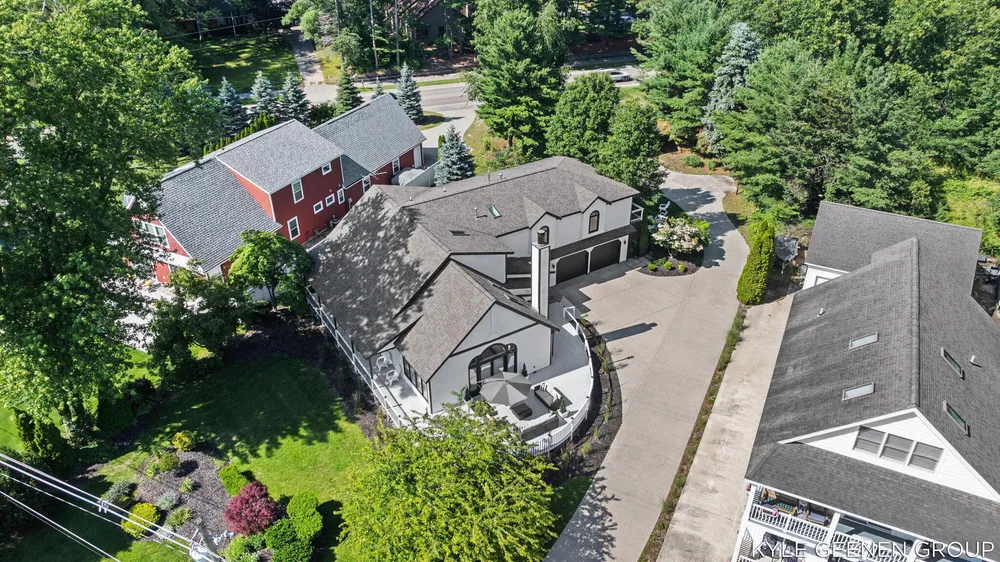 1729 Waukazoo Dr, Holland, MI 49424-2414
