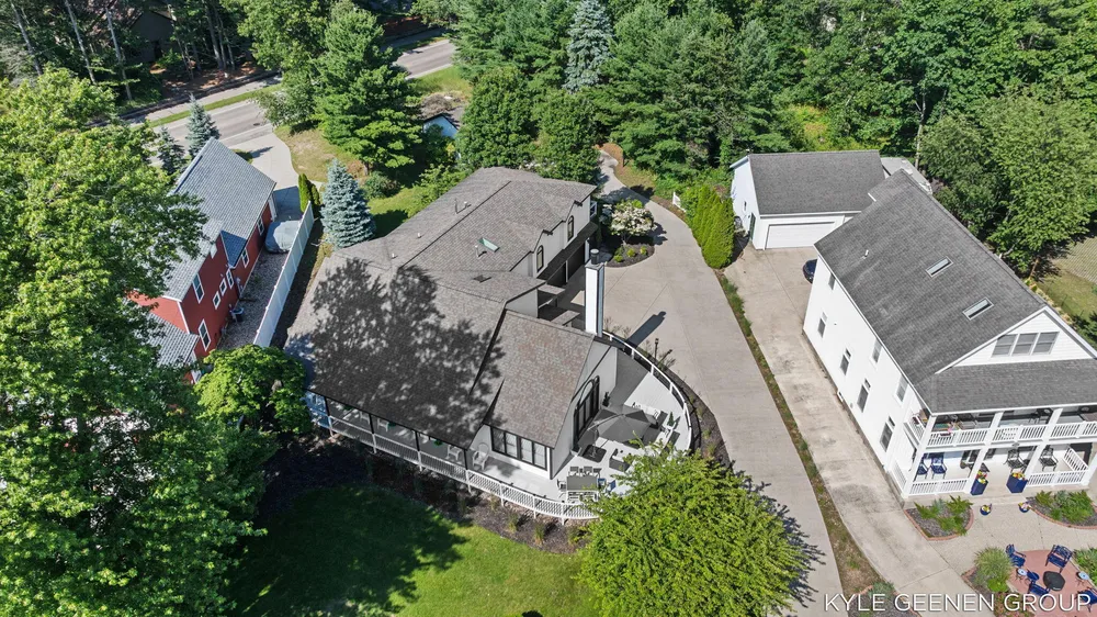 1729 Waukazoo Dr, Holland, MI 49424-2414