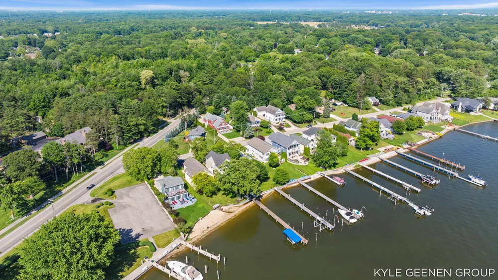 1729 Waukazoo Dr, Holland, MI 49424-2414