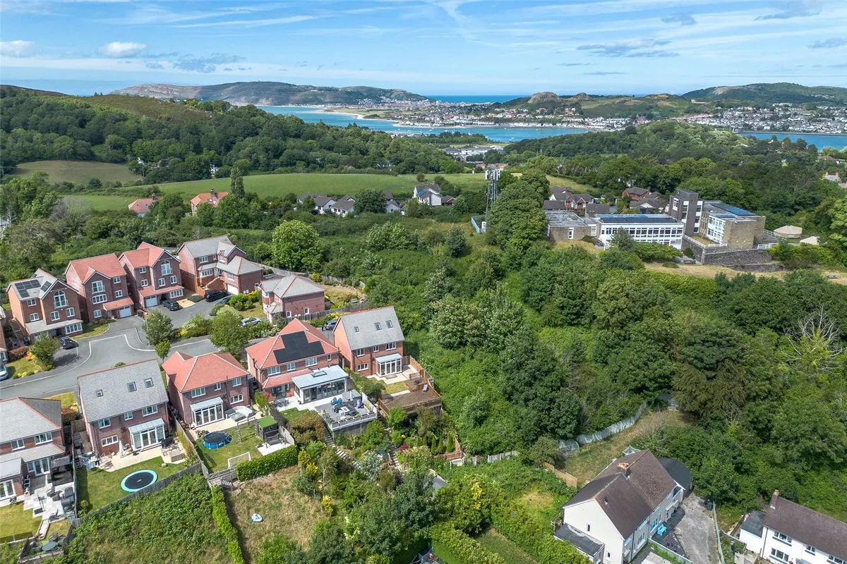 Acrau Hirion, Conwy, LL32