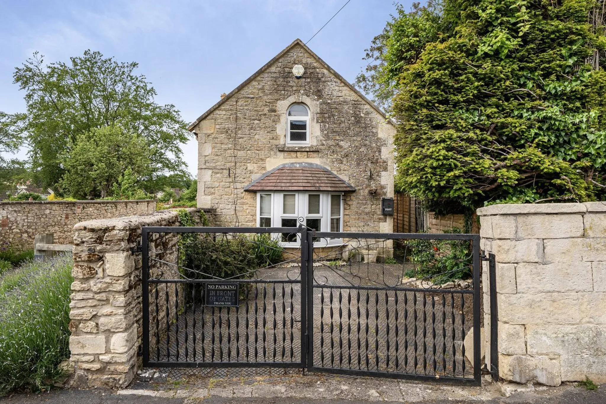 https://mr0.homeflow-assets.co.uk/files/photo/image/47731/8156/_x_/57205116.jpg