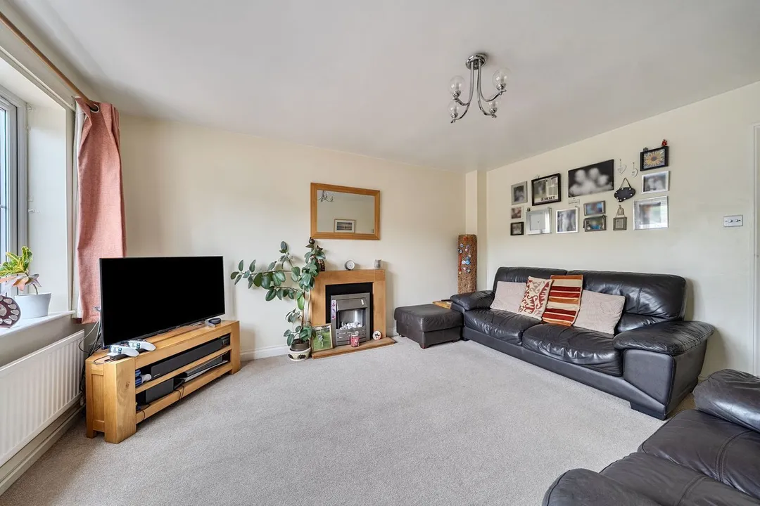 https://mr0.homeflow-assets.co.uk/files/photo/image/47732/2493/_x_/55473216.jpg