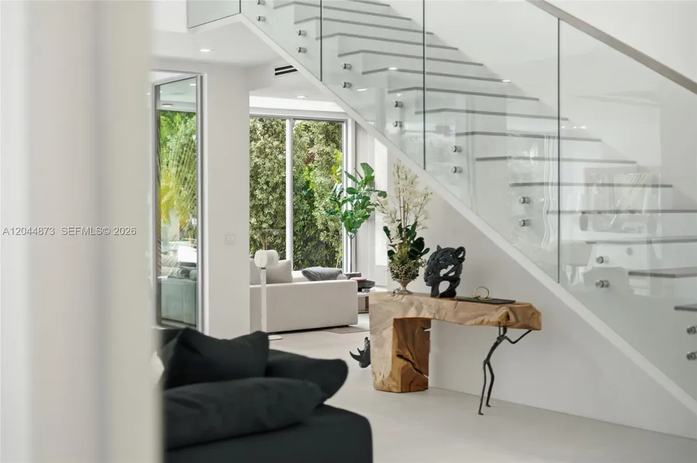 91 Fiesta Way, Fort Lauderdale, FL 33301