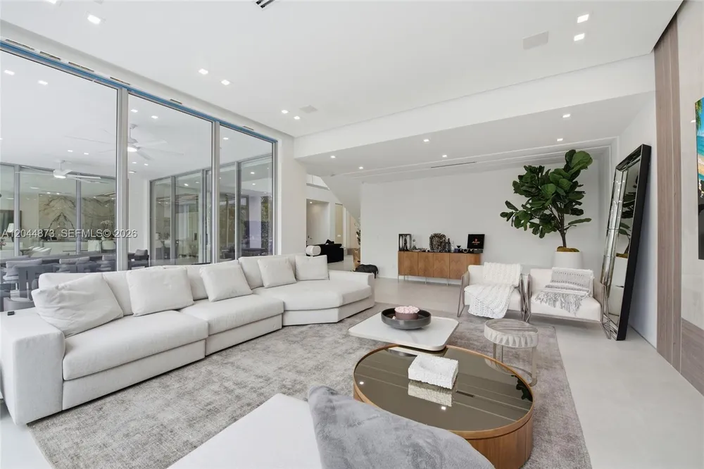 91 Fiesta Way, Fort Lauderdale, FL 33301