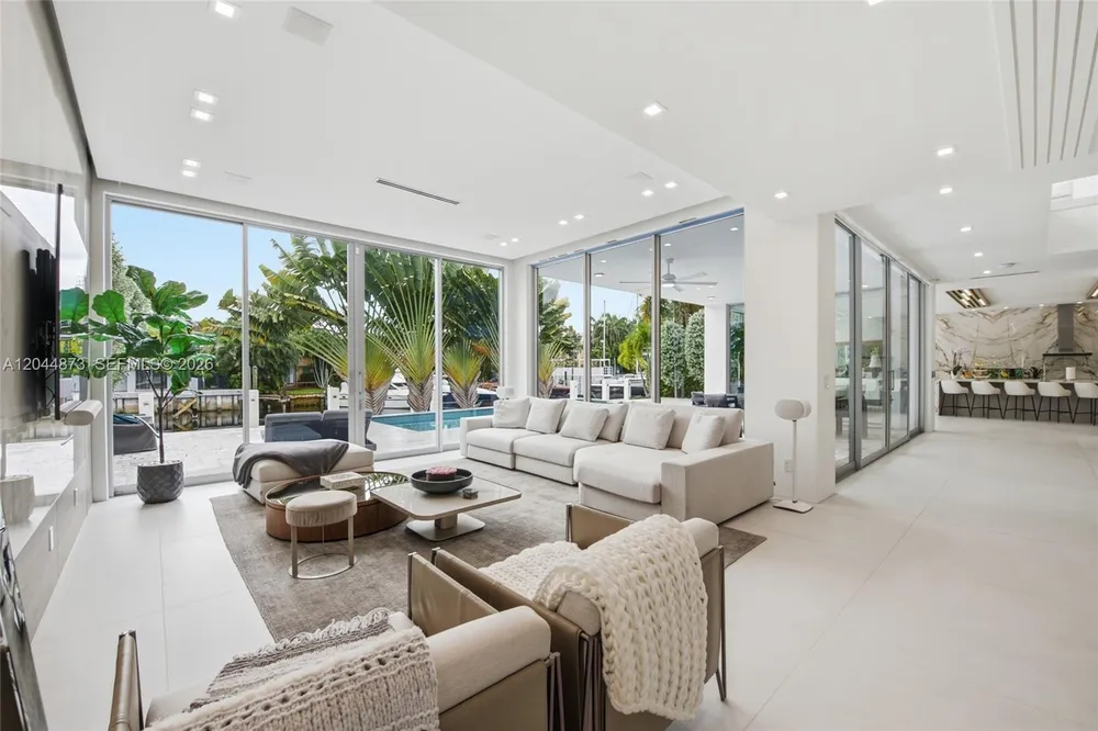 91 Fiesta Way, Fort Lauderdale, FL 33301