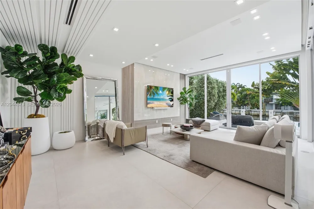 91 Fiesta Way, Fort Lauderdale, FL 33301