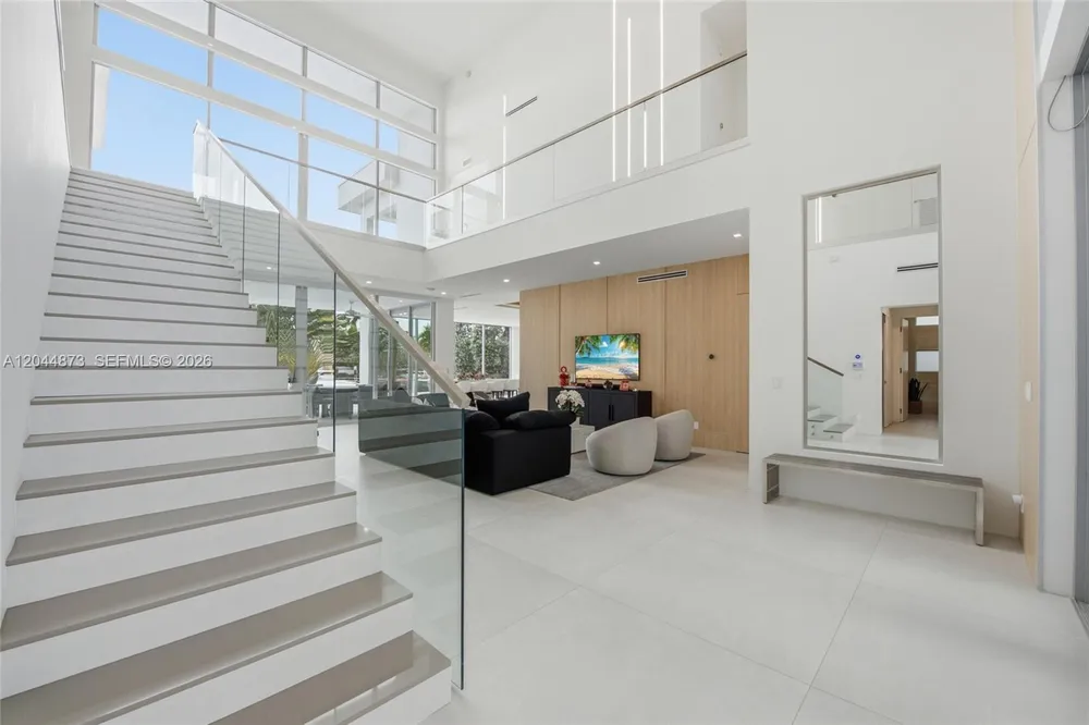 91 Fiesta Way, Fort Lauderdale, FL 33301