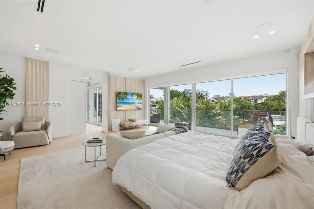 91 Fiesta Way, Fort Lauderdale, FL 33301