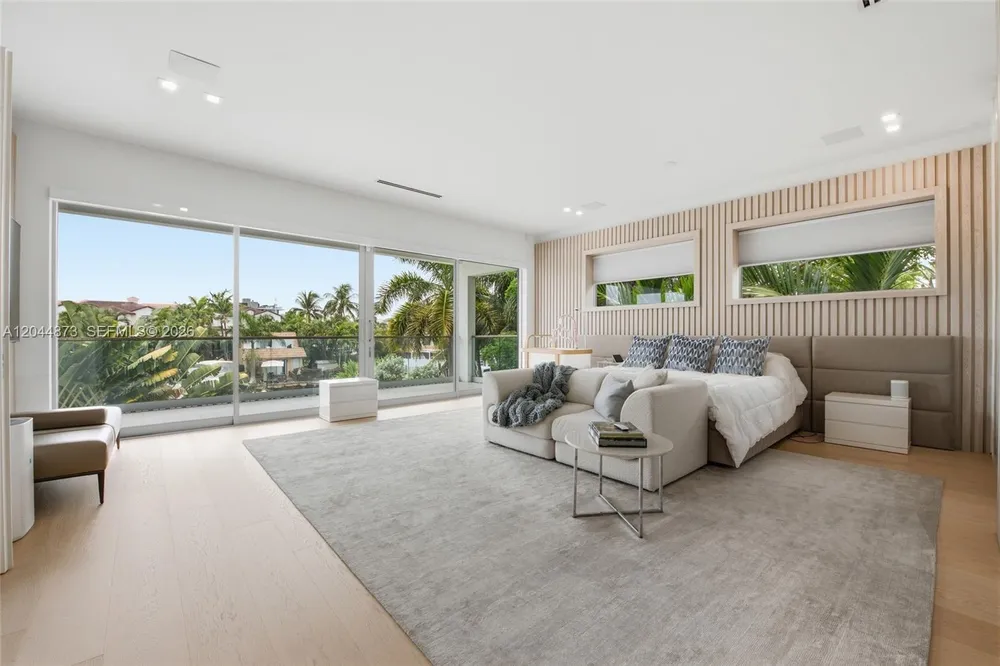 91 Fiesta Way, Fort Lauderdale, FL 33301