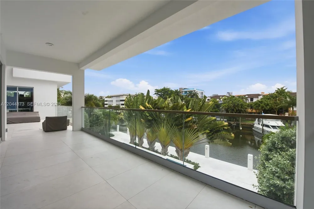 91 Fiesta Way, Fort Lauderdale, FL 33301