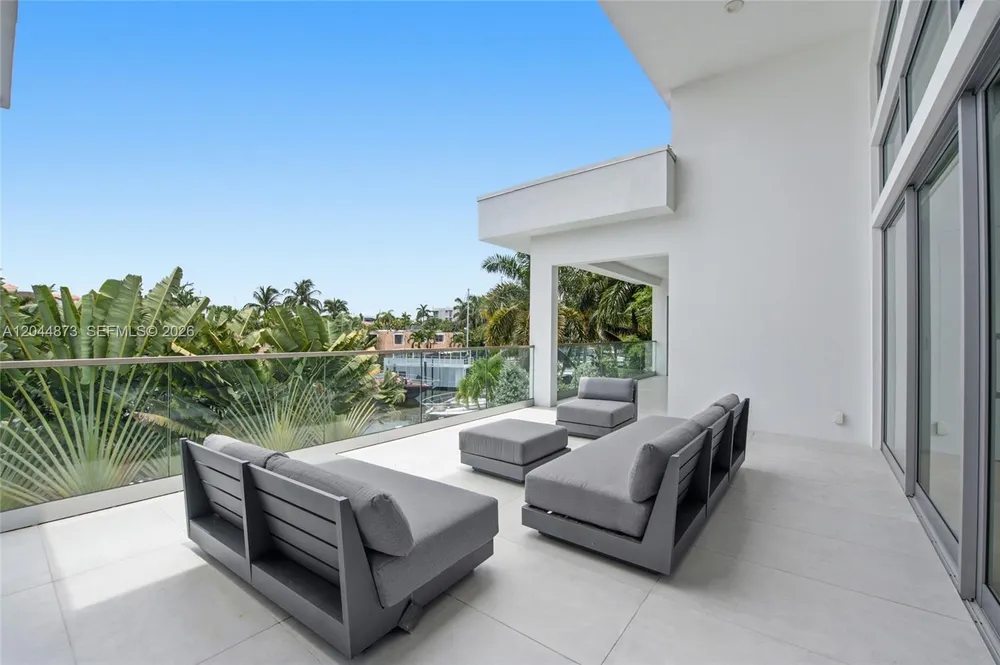 91 Fiesta Way, Fort Lauderdale, FL 33301