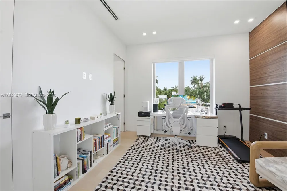 91 Fiesta Way, Fort Lauderdale, FL 33301