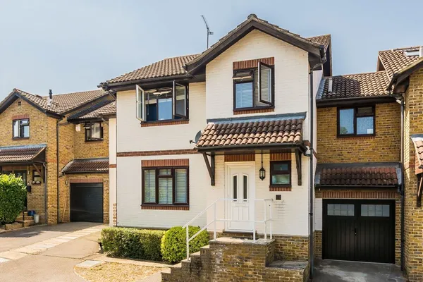 Vale Close, Weybridge, KT13 photo 1