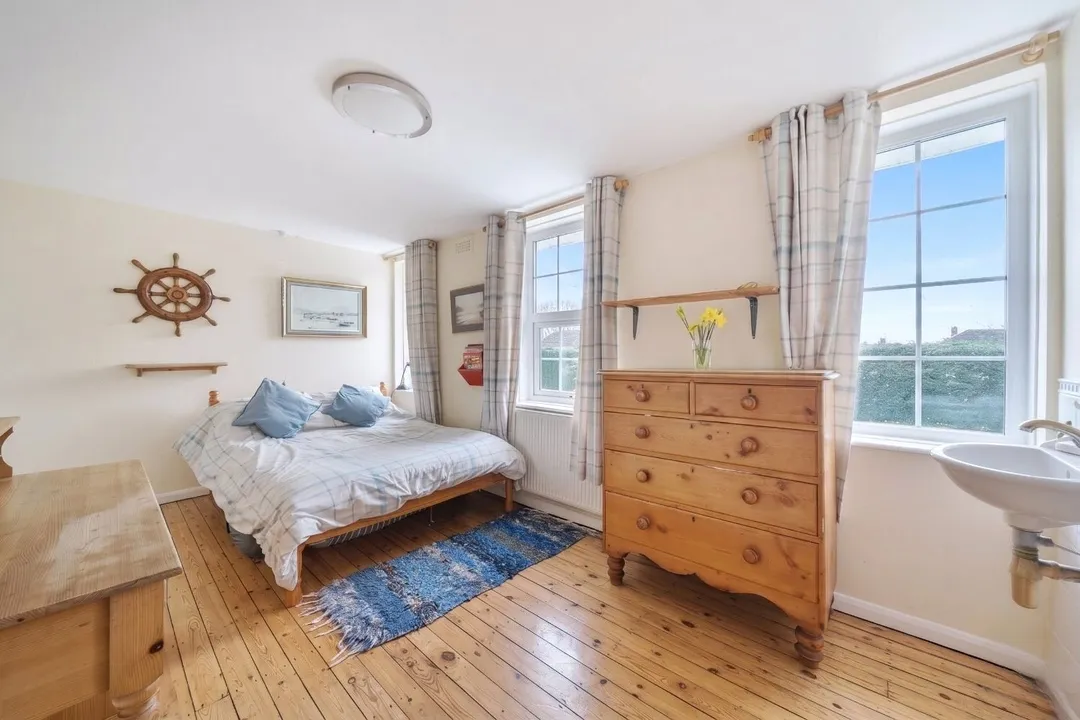 https://mr0.homeflow-assets.co.uk/files/photo/image/47740/4026/_x_/TOP260017_65.jpg